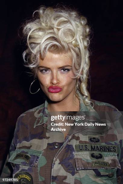 Anna Nicole Smith at MARS 2112 restaurant fter her fashion show for Lane Bryant.