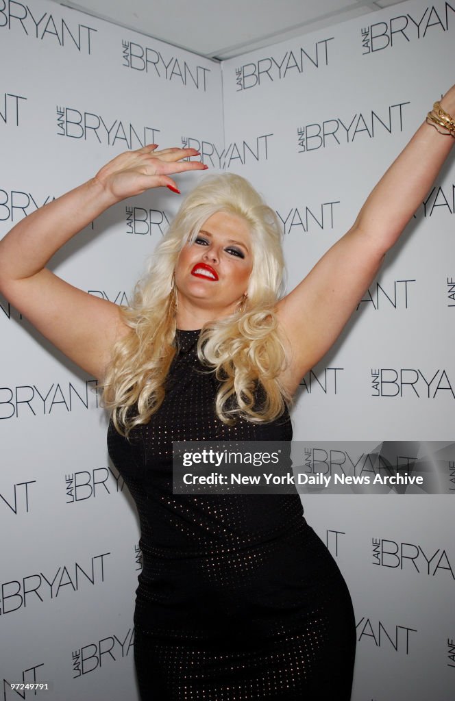 Anna Nicole Smith backstage at the Lane Bryant Fashion Show