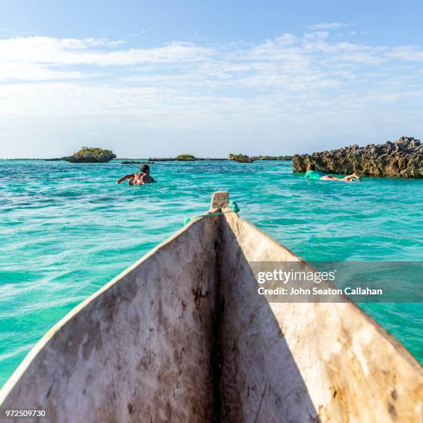mozambique, mossuril district, surfers - pirogue stock-fotos und bilder