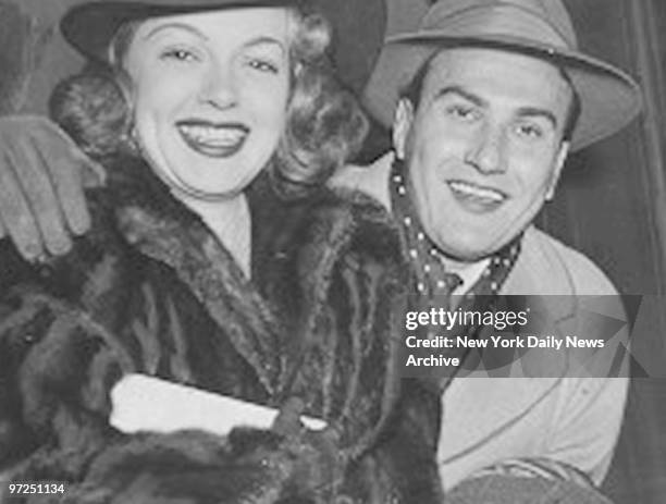 Artie Shaw and bride Lana Turner arrive at Grand Central.