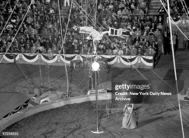 Circus Balance Rope Balancing Act Circus Photos and Premium High Res Pictures - Getty Images