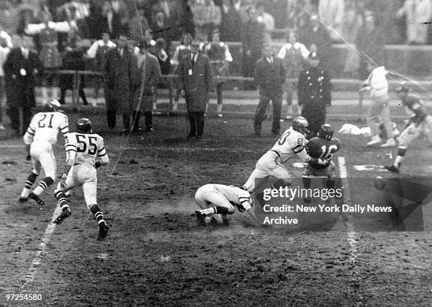 Ball bounces free as Philadellphia Eagles' Chuck Bednarik hits New York Giants' Frank Gifford after Gifford caught pass from George Shaw.