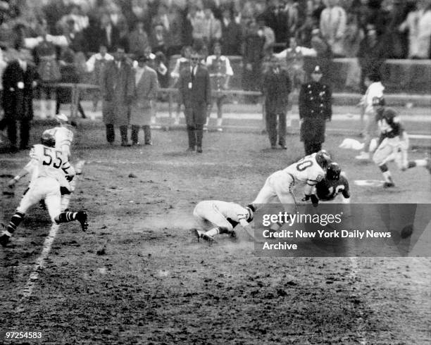 Ball bounces free as Philadellphia Eagles Chuck Bednarik hits New York Giants' Frank Gifford after latter caught pass from George Shaw.