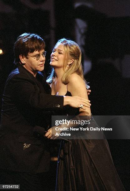 Elton John and Leann Rimes perform at the VH1 Divas Live concert.