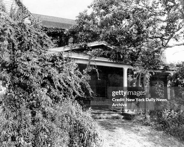 Exterior of Edith Bouvier Beale house.