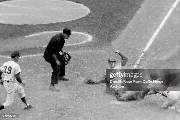 Baseball - New York Mets vs Chicago Cubs, Cubs pitcher Billy Hands won his tenth game of the year, dumping the Mets, 6-2, at Shea Stadium and...