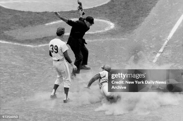 Baseball - New York Mets vs Chicago Cubs., Cubs pitcher Billy Hands won his tenth game of the year, dumping the Mets, 6-2, at Shea Stadium and...