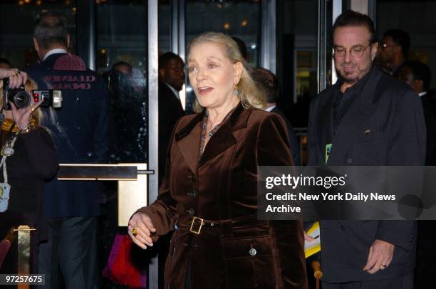 Lauren Bacall arrives at the Ziegfeld Theater for the world premiere of "The Life Aquatic With Steve Zissou."