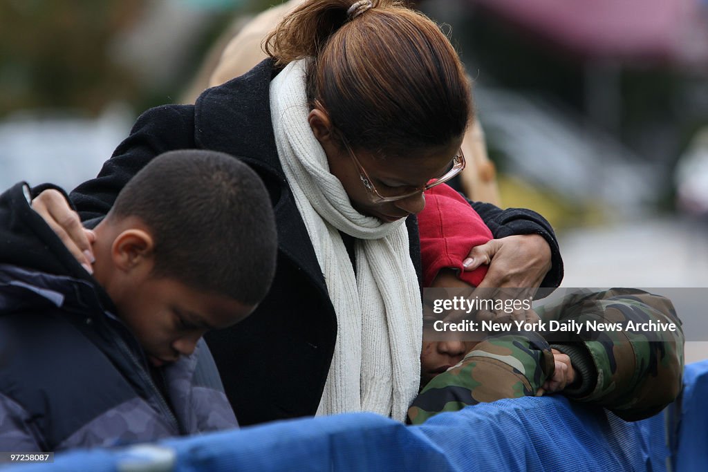 Evelin Diaz (c.) with her sons Elvin Mateo,9, (l.) and Kelvi