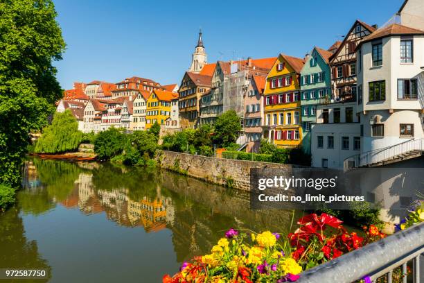 vistas casco antiguo y el río neckar en tübingen - baden baden fotografías e imágenes de stock