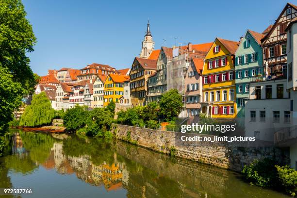 uitzicht over de oude stad en de rivier de neckar in tübingen - tübingen stockfoto's en -beelden