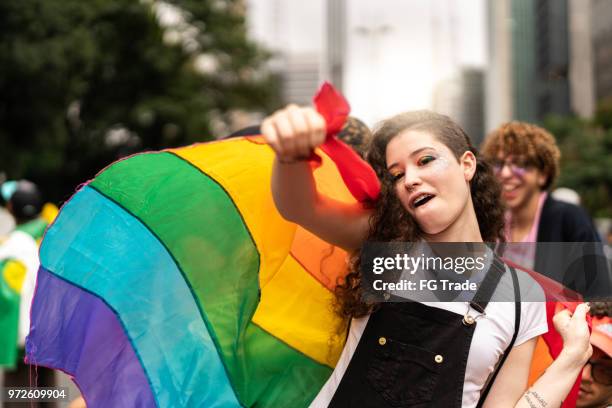 友達のゲイを祝うとダンスのグループ - carnival parade in sao paulo ストックフォトと画像