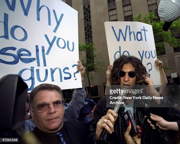 Howard Stern tries to get onto the Rosie O'Donnel TV show to talk about gun control.