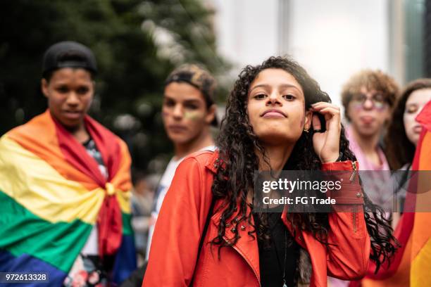 portrait de groupe d’amis gay au gay parade - gay rights photos et images de collection