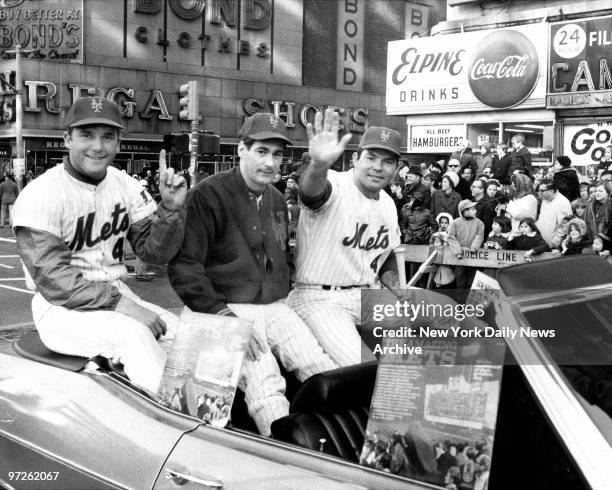 Mets [l. To r.] Tug McGraw, Ron Taylor and Ron Swoboda love a parade, forming part of the team's contingent that led the annual Macy's Thanksgiving...