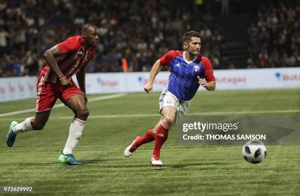 Fifa 98's Usain Bolt vies with France 98's defender Bixente Lizarazu during an exhibition football match between France's 1998 World Cup's French...