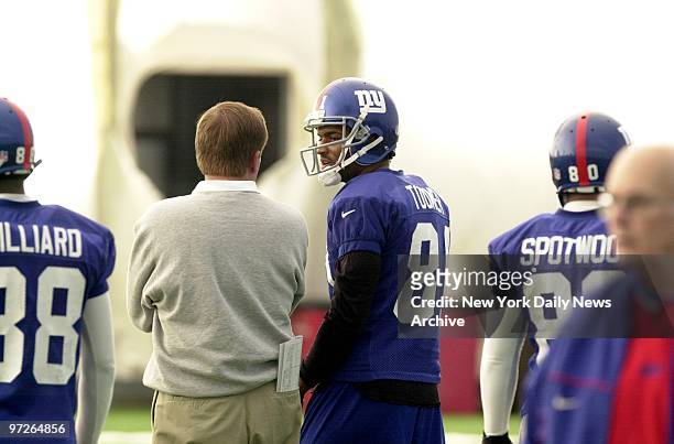 Coach Jim Fassel speaks with Amani Toomer at the New York Giants practice before the NFC Championship game against the Minnesota Vikings on Sunday.