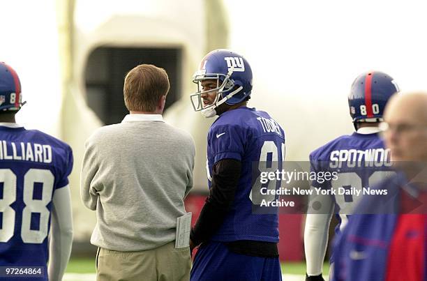 Coach Jim Fassel speaks with Amani Toomer at the New York Giants practice before the NFC Championship game against the Minnesota Vikings on Sunday.