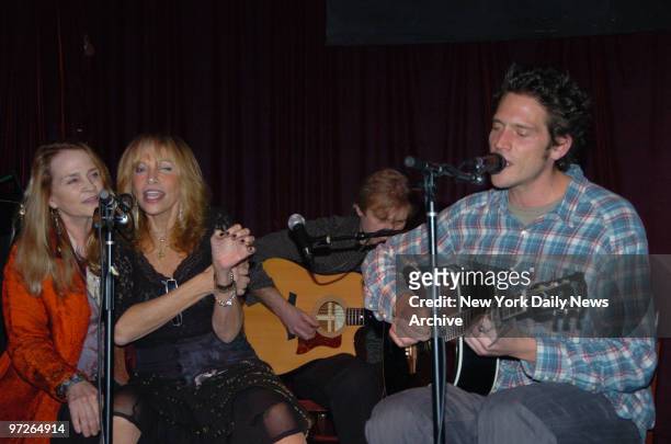 Carley Simon performing joined by her daughter Sally... At the Cutting Room Carley joined her son Ben Taylor and his band and sang some of her best...