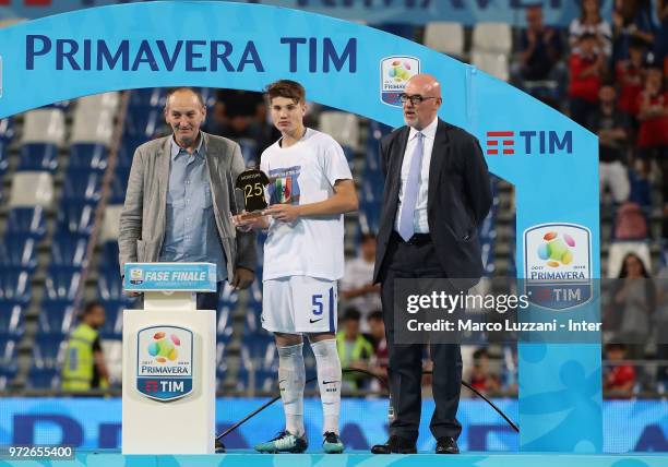 Marco Pompetti of FC Internazionale shows the trophy after winning the Serie A Primavera Playoff Final match between FC Internazionale U19 and ACF...