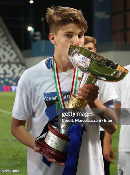 Marco Pompetti of FC Internazionale shows the trophy after winning the Serie A Primavera Playoff Final match between FC Internazionale U19 and ACF...