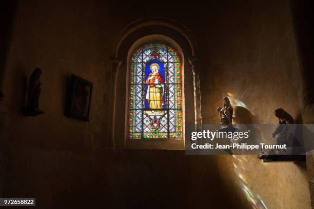 stained glass window of saint mary magdalene in a chapel of the the church saint valerie in chambon sur voueize, creuse, france - mary moody stock-fotos und bilder