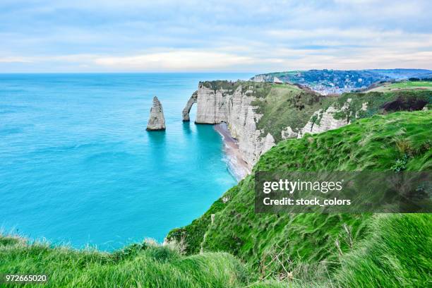 etretat landschaft - kreidefelsen stock-fotos und bilder