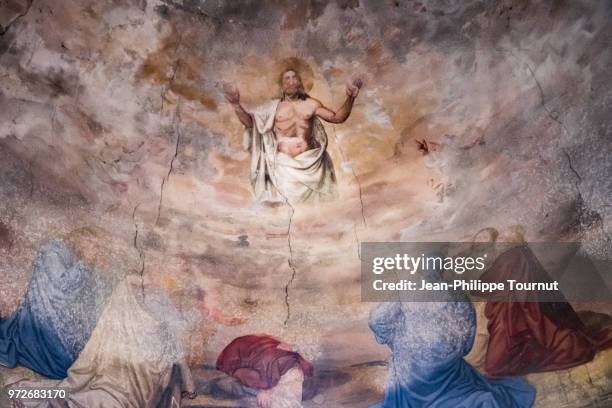 fresco of the ceiling in the church of "saint jacques le majeur" (12th century), in the town of villefranche d'allier, allier, france - town of the gods stock-fotos und bilder