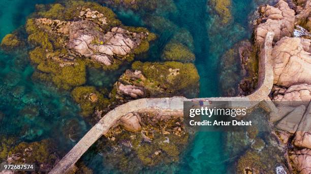 taking selfie with drone laying in the rocks with the sea in the costa brava shoreline. - province de gérone photos et images de collection