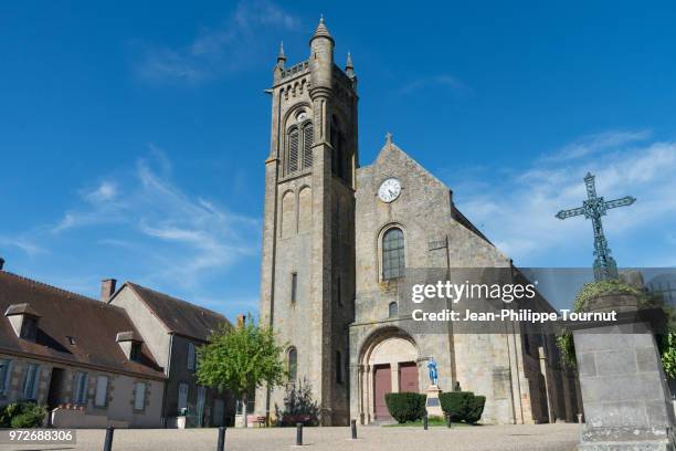 romanesque church and village square of le montet, église saint-gervais-et-saint-protais, le montet, france - église stock-fotos und bilder