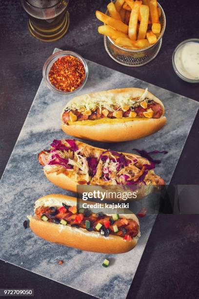 salchichas a la parrilla recién - salsa con base de yogur fotografías e imágenes de stock