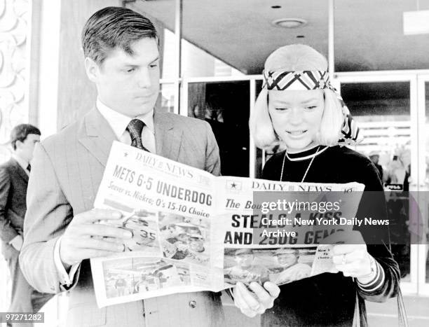 New York Mets' Tom Seaver and wife Nancy reading the Daily News.