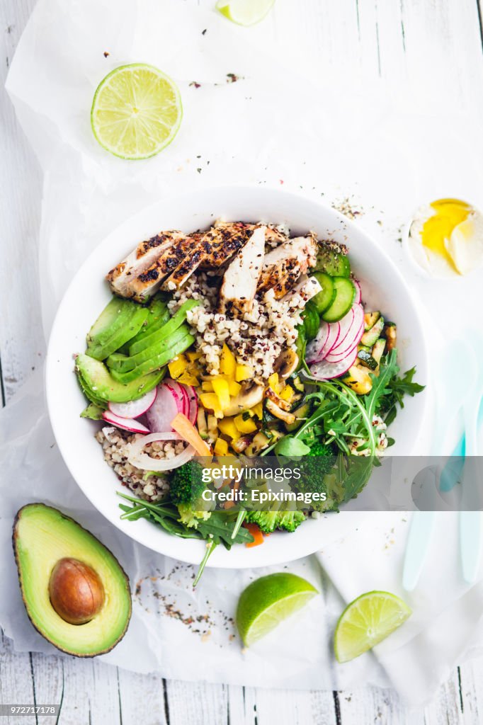 Diretamente acima do shot de salada servido na tigela na mesa