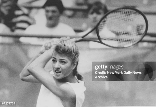 Lisa Bonder plays Martina Navratalova in 1st set at U.S. Open.
