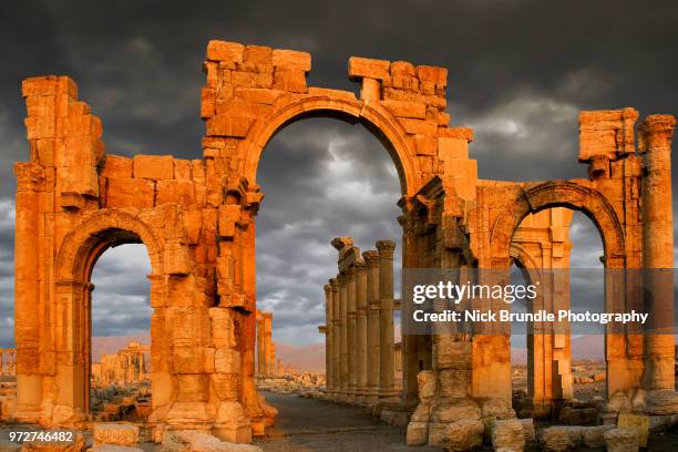 monumental arch of palmyra, syria - palmyra syria stock pictures, royalty-free photos & images