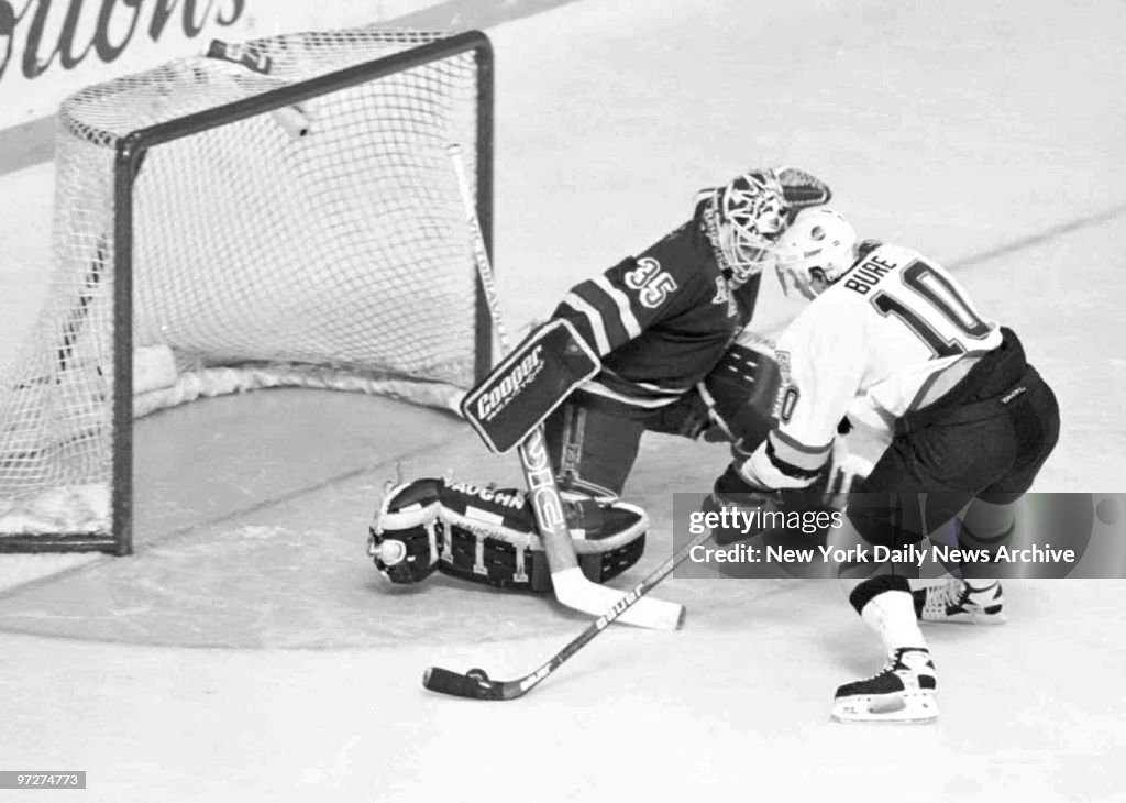 New York Rangers goalie Mike Richter stops Canucks Pavel Bur