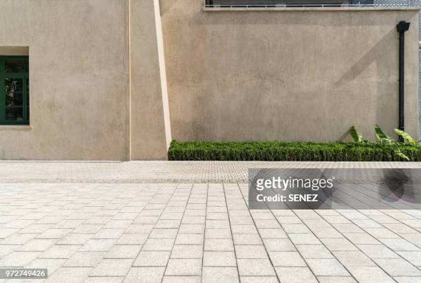 empty square front of modern architectures - wall building feature stock pictures, royalty-free photos & images