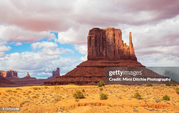 west mitten in monument valley - west mitten stock-fotos und bilder