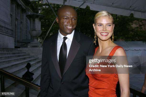 Seal and girlfriend Heidi Klum arrive at the New York Public Library on Fifth Ave. For the 2004 CFDA Fashion Awards.