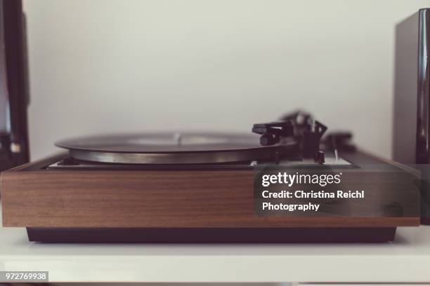 front view of a vintage turntable - vintage record player no people ストックフォトと画像