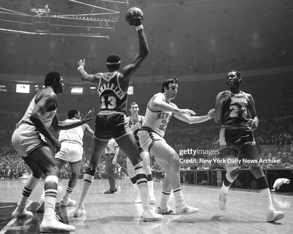 N.Y. Knicks center Willis Reed guards Los Angeles Lakers cen