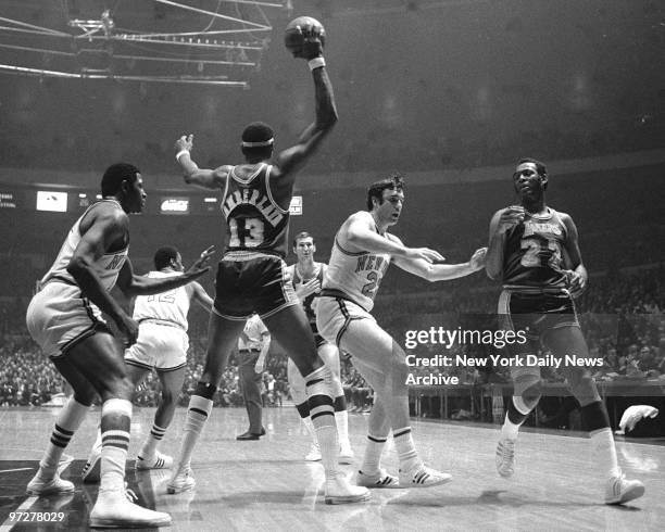 Knicks center Willis Reed guards Los Angeles Lakers center Wilt Chamberlain [13] during Game 7 of the 1969-70 NBA Finals. Knicks defeated the Lakers...