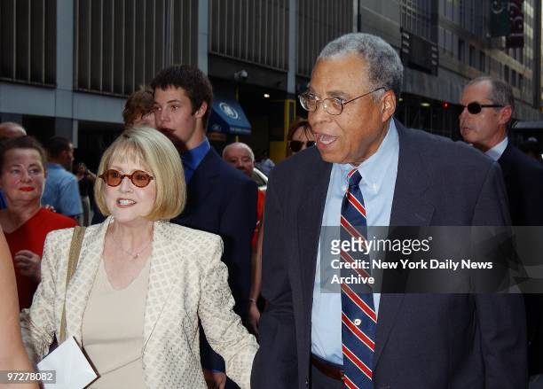 James Earl Jones and his wife, actress Cecilia Hart, arrive for the premiere of the movie "K-19:The Widowmaker" at the Ziegfeld Theater.