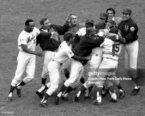 Mets vs. Baltimore Orioles. 1969 World Series., Mets' celebrate winning world series.