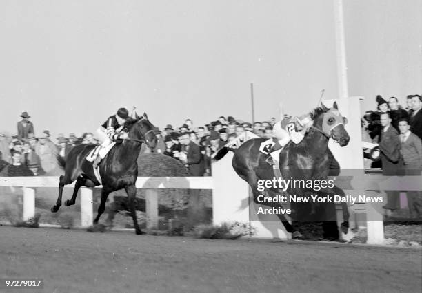 Seabiscuit beats War Admiral at Pimlico.