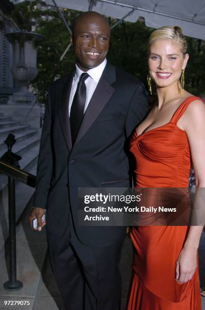 Seal and girlfriend Heidi Klum arrive at the New York Public Library on Fifth Ave. For the 2004 CFDA Fashion Awards.