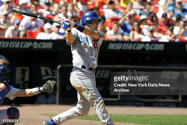 The Los Angeles Dodgers' Robin Ventura slams a grand slam in the fifth against the New York Mets at Shea Stadium. It was his 17th slam, tying Jimmie...