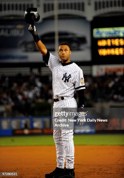 Yankees vs Chicago White Sox at Yankee Stadium., New York Yankees shortstop Derek Jeter gets a base hit in the 1st inning putting in 1st place on the...