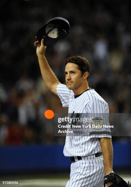 Yankees vs Chicago White Sox at Yankee Stadium., New York Yankees starting pitcher Mike Mussina tips his cap as hew leaves the game in the 7th inning