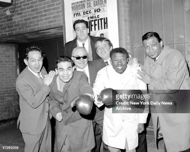 Following the signing for their Dec. 10 welterweight title bout, boxers Emile Griffith and Manny Gonzalez are joined by other boxing luminaries at...